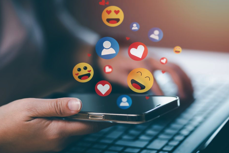 Digital Marketing Politik: Mengapa RajaKomen.com Adalah Kunci Kewibawaan Medsos Pejabat Modern?